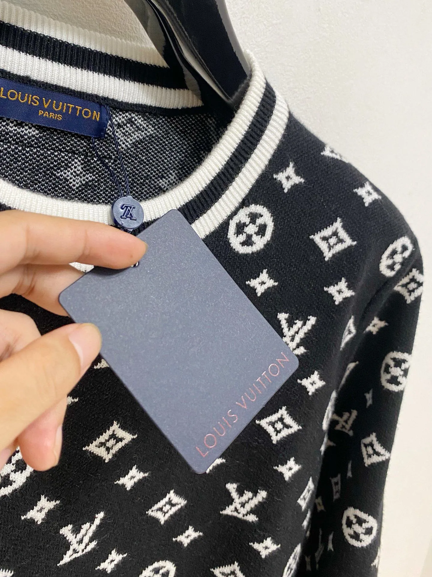 🅿️440 [LV Louis Vuitton] Autumn and winter classic lapel sweater, in full condition! ! ! Wool blended fabric, the latest model in 2025, golden ratio! ! Slim-fitting soft gold, versatile and practical item, the combination and practicality are extremely powerful, simple and elegant, and classy! To create your own style, it is highly recommended to buy it in two colors. The standard slim fit tailoring process is suitable for both young and old men. It is knitted from wool and will not cause any discomfort! While keeping warm, it is stylish, textured and wearable, and the classic logo with contrasting colors on the chest feels in place! ! Recommended for regular customers! ! Size M-3XL (maximum wear: 190 pounds)
